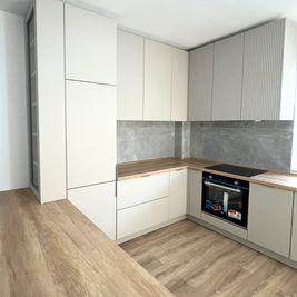 Mobilier la comandă pentru bucătărie NORVINIA, cu mânere metalice aplicate și blat termorezistent