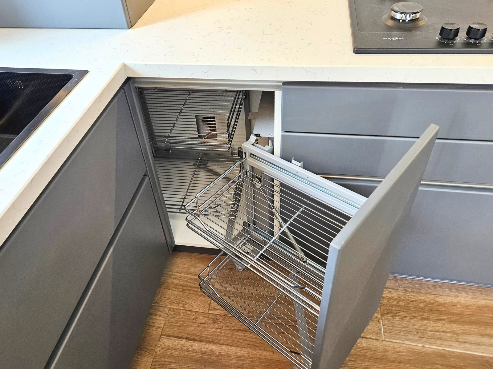 Mobilier la comandă pentru bucătărie NORVINIA, cu mânere ascunse GOLA și blat din cuarț compozit