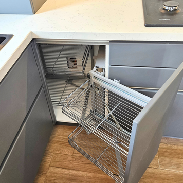 Mobilier la comandă pentru bucătărie NORVINIA, cu mânere ascunse GOLA și blat din cuarț compozit