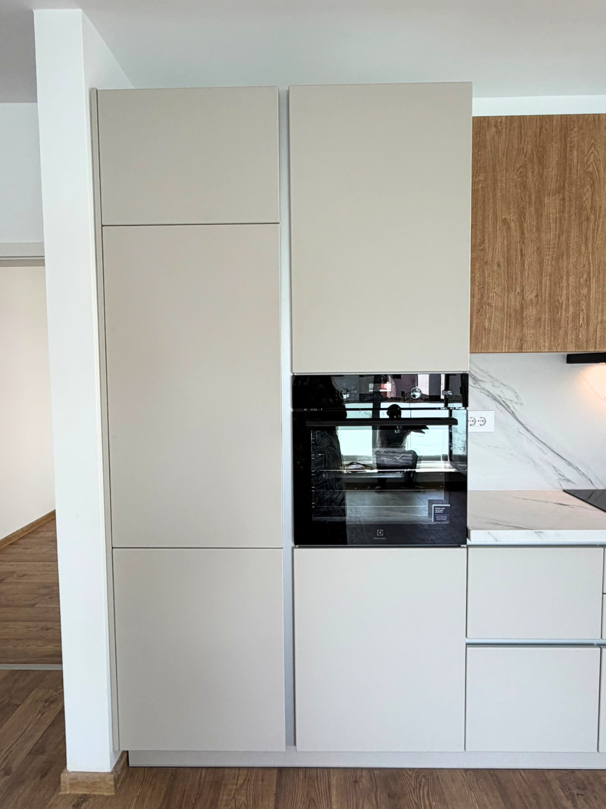 Mobilier din MDF termoformat cu blat din cuarț compozit și mânere GOLA