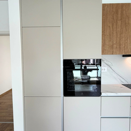 Mobilier din MDF termoformat cu blat din cuarț compozit și mânere GOLA