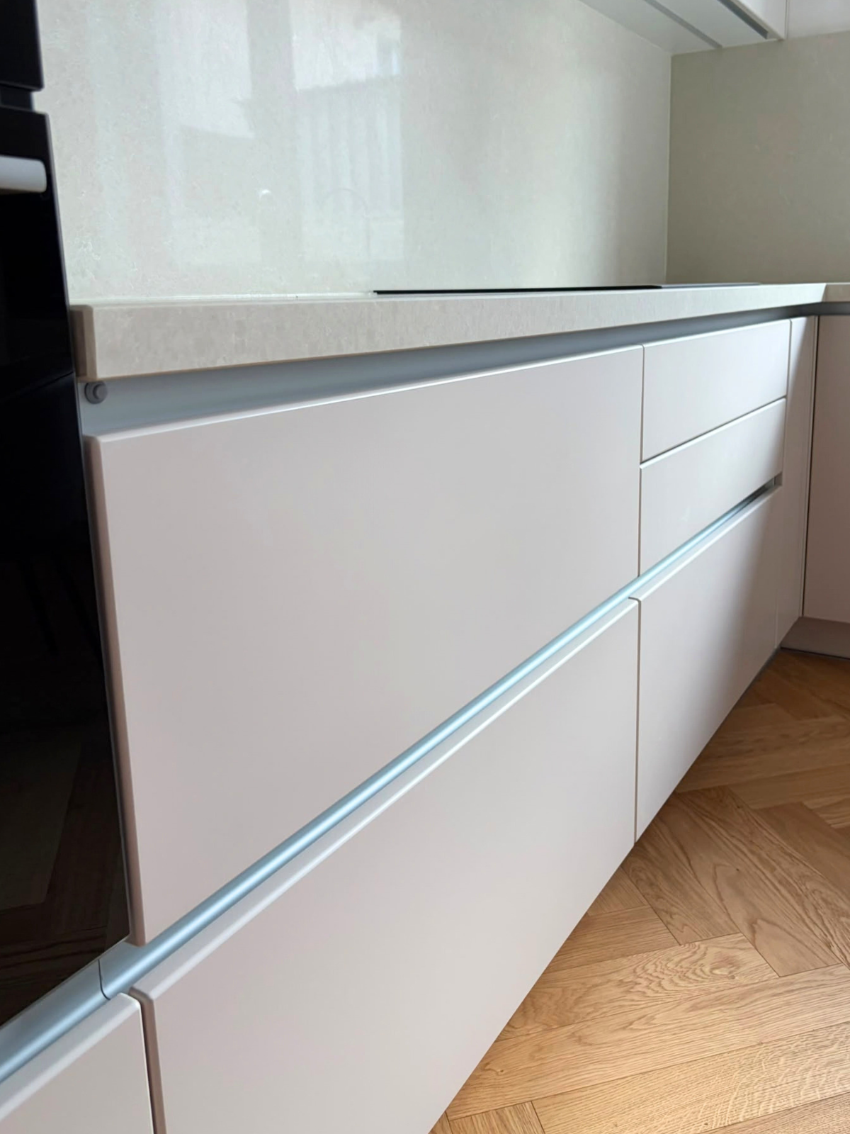 Mobilier din MDF termoformat cu blat din cuarț compozit, masă cu blat din cuarț și mânere GOLA