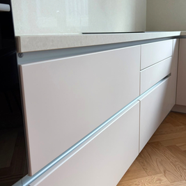 Mobilier din MDF termoformat cu blat din cuarț compozit, masă cu blat din cuarț și mânere GOLA
