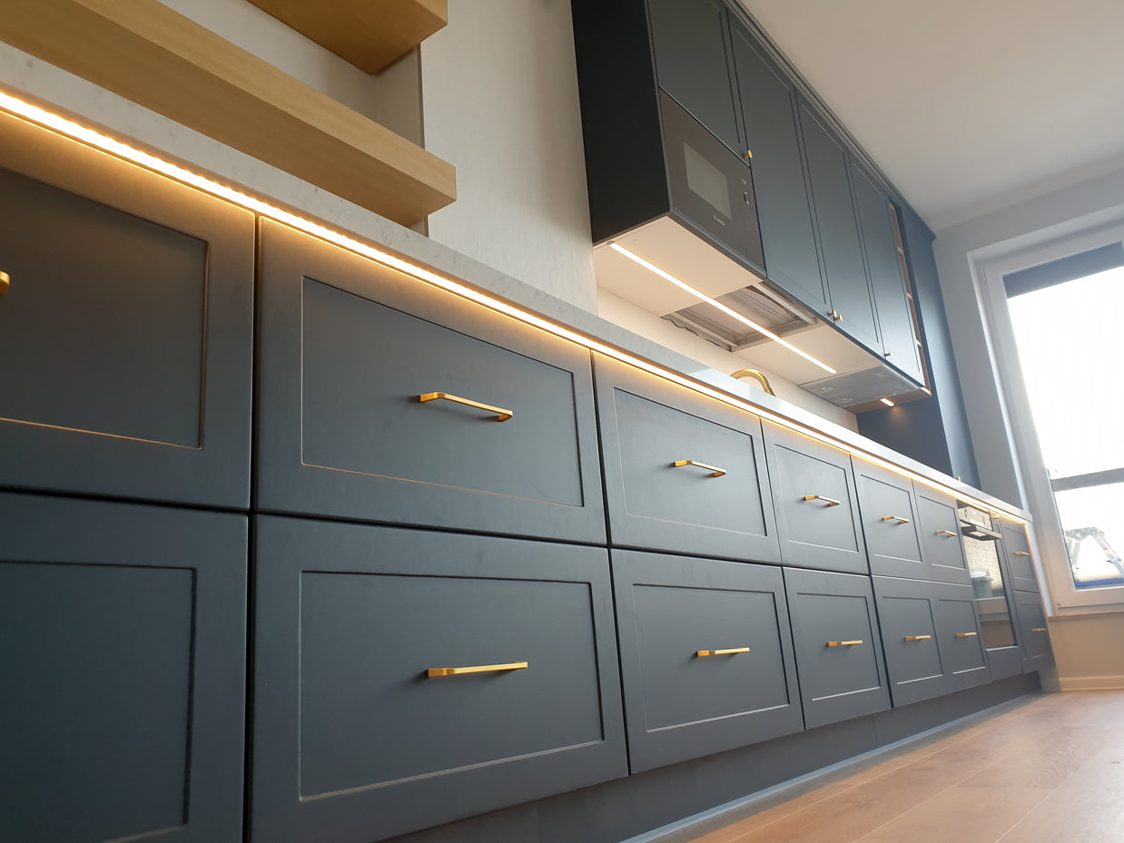 Mobilă de bucătărie NORVINIA cu blat din cuarț compozit și chiuvetă montată sub blat