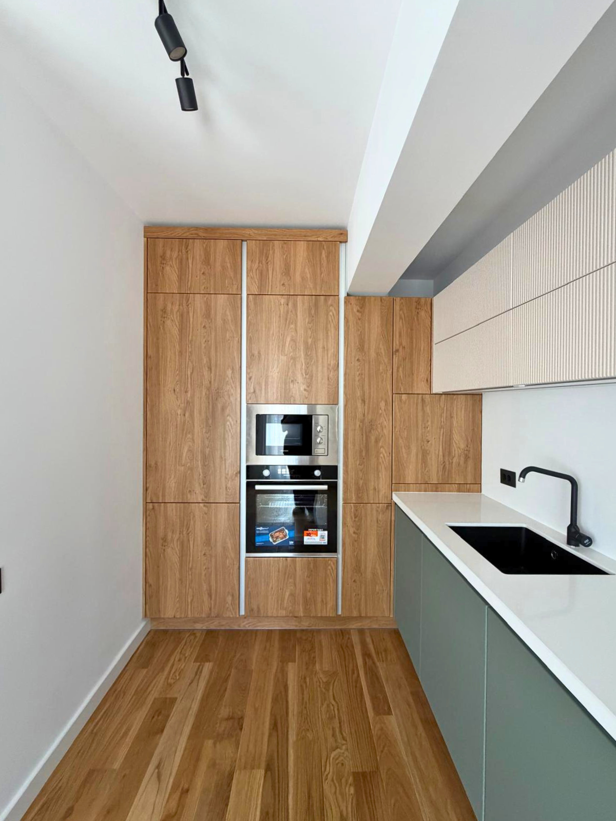Mobilier de bucătărie NORVINIA, cu fronturi din MDF termoformat, blat și contrablat din cuarț compozit alb și mânere tip profil GOLA, finisaj aluminiu