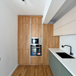 Mobilier de bucătărie NORVINIA, cu fronturi din MDF termoformat, blat și contrablat din cuarț compozit alb și mânere tip profil GOLA, finisaj aluminiu