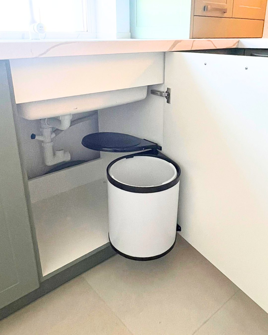 Mobilier la comandă pentru bucătărie NORVINIA, cu mânere metalice aplicate și blat din cuarț compozit