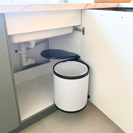 Mobilier la comandă pentru bucătărie NORVINIA, cu mânere metalice aplicate și blat din cuarț compozit