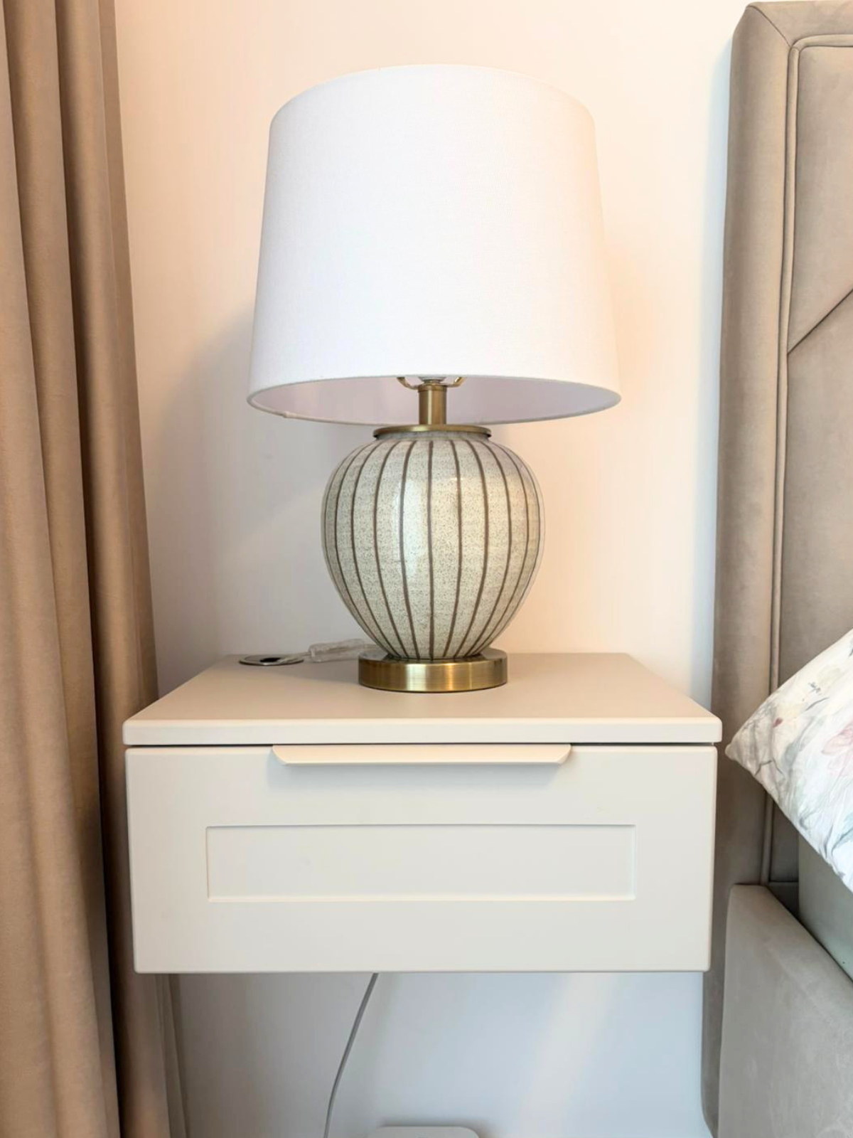 Mobilier la comandă din MDF termoformat pentru dormitor - noptieră, consolă și dressing