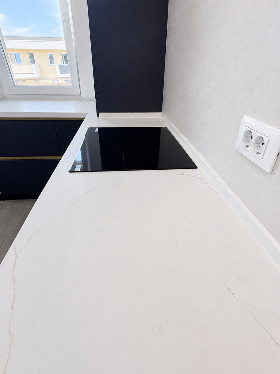 Mobilier de bucătărie NORVINIA, cu fronturi din MDF termoformat albastre și textură lemn, blat din cuarț compozit și mânere tip profil GOLA, finisaj auriu