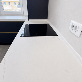 Mobilier de bucătărie NORVINIA, cu fronturi din MDF termoformat albastre și textură lemn, blat din cuarț compozit și mânere tip profil GOLA, finisaj auriu