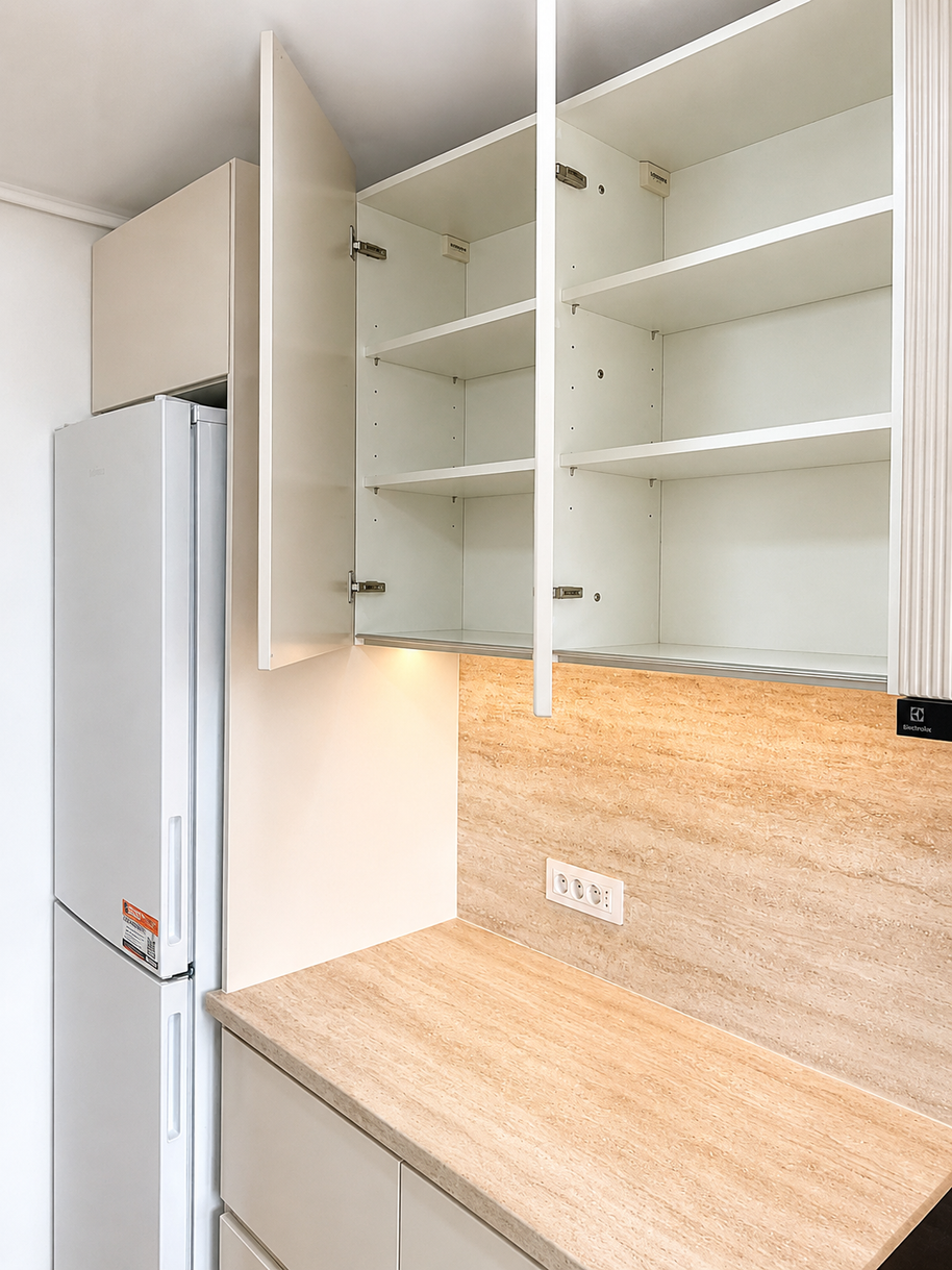 Mobilier de bucătărie NORVINIA, cu fronturi din MDF termoformat, blat termorezistent EGGER și mânere tip profil GOLA