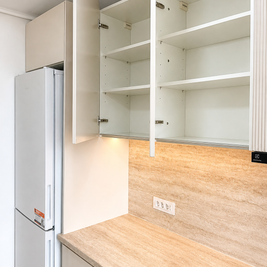 Mobilier de bucătărie NORVINIA, cu fronturi din MDF termoformat, blat termorezistent EGGER și mânere tip profil GOLA
