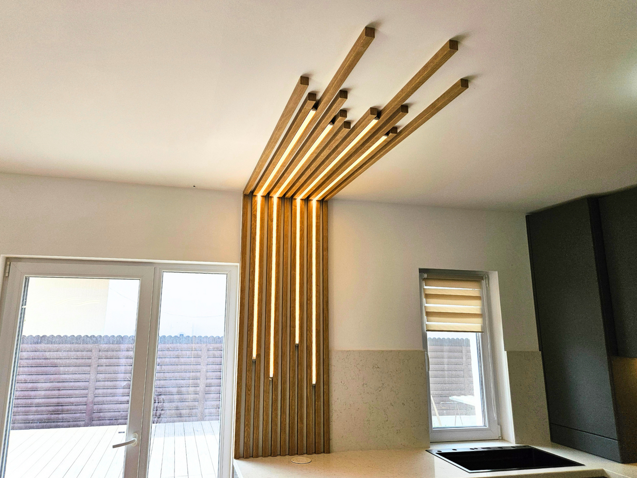 Mobilier la comandă pentru bucătărie NORVINIA, cu mânere ascunse GOLA și blat din cuarț compozit