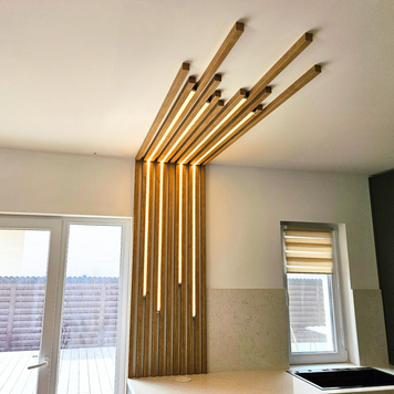 Mobilier la comandă pentru bucătărie NORVINIA, cu mânere ascunse GOLA și blat din cuarț compozit