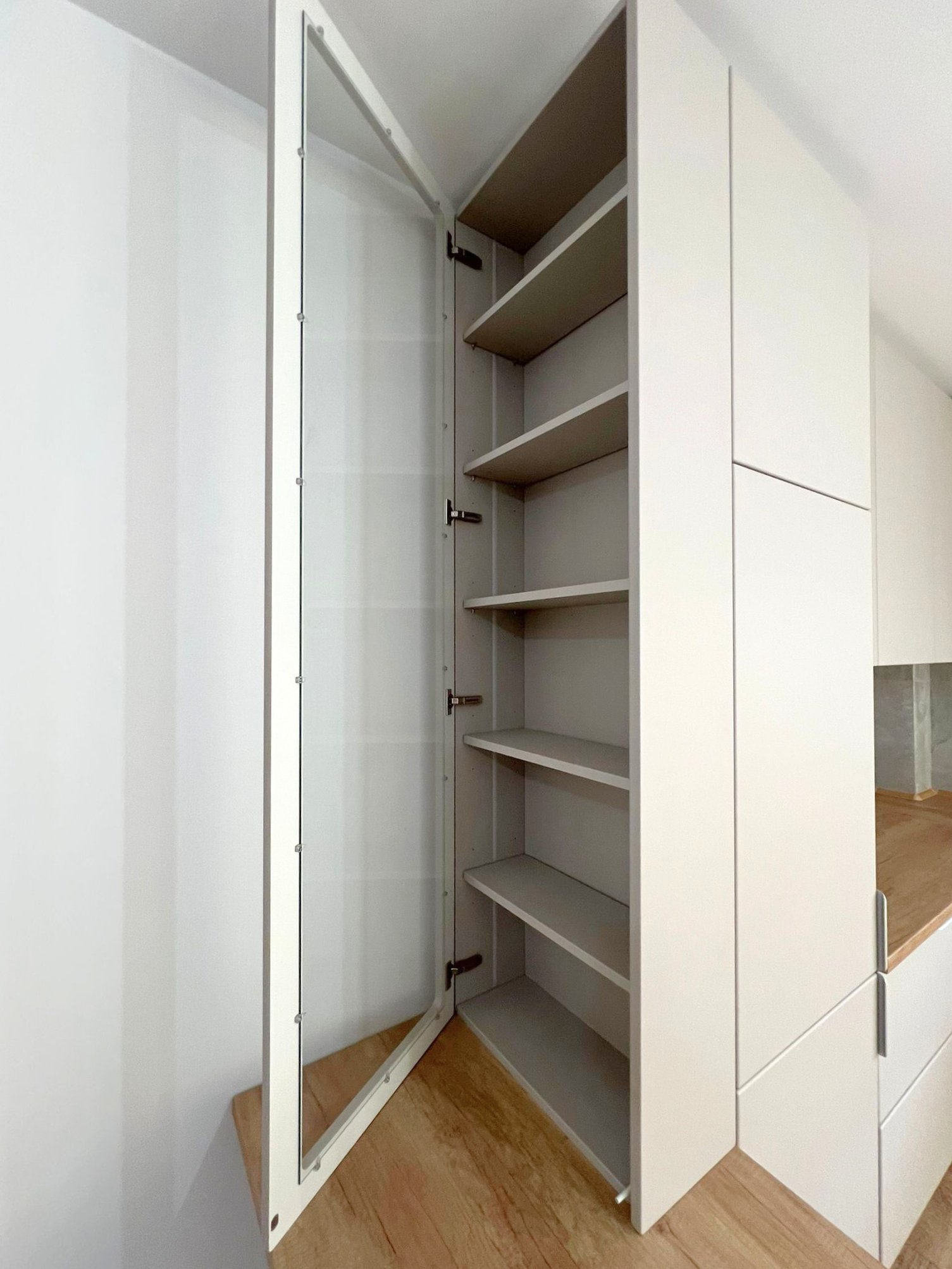 Mobilier la comandă pentru bucătărie NORVINIA, cu mânere metalice aplicate și blat termorezistent