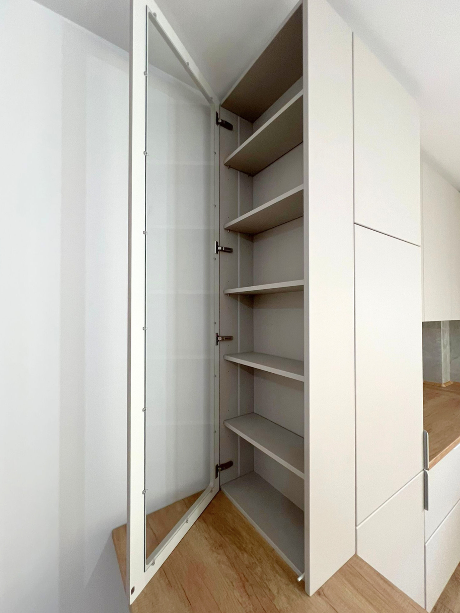 Mobilier la comandă pentru bucătărie NORVINIA, cu mânere metalice aplicate și blat termorezistent