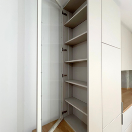 Mobilier la comandă pentru bucătărie NORVINIA, cu mânere metalice aplicate și blat termorezistent