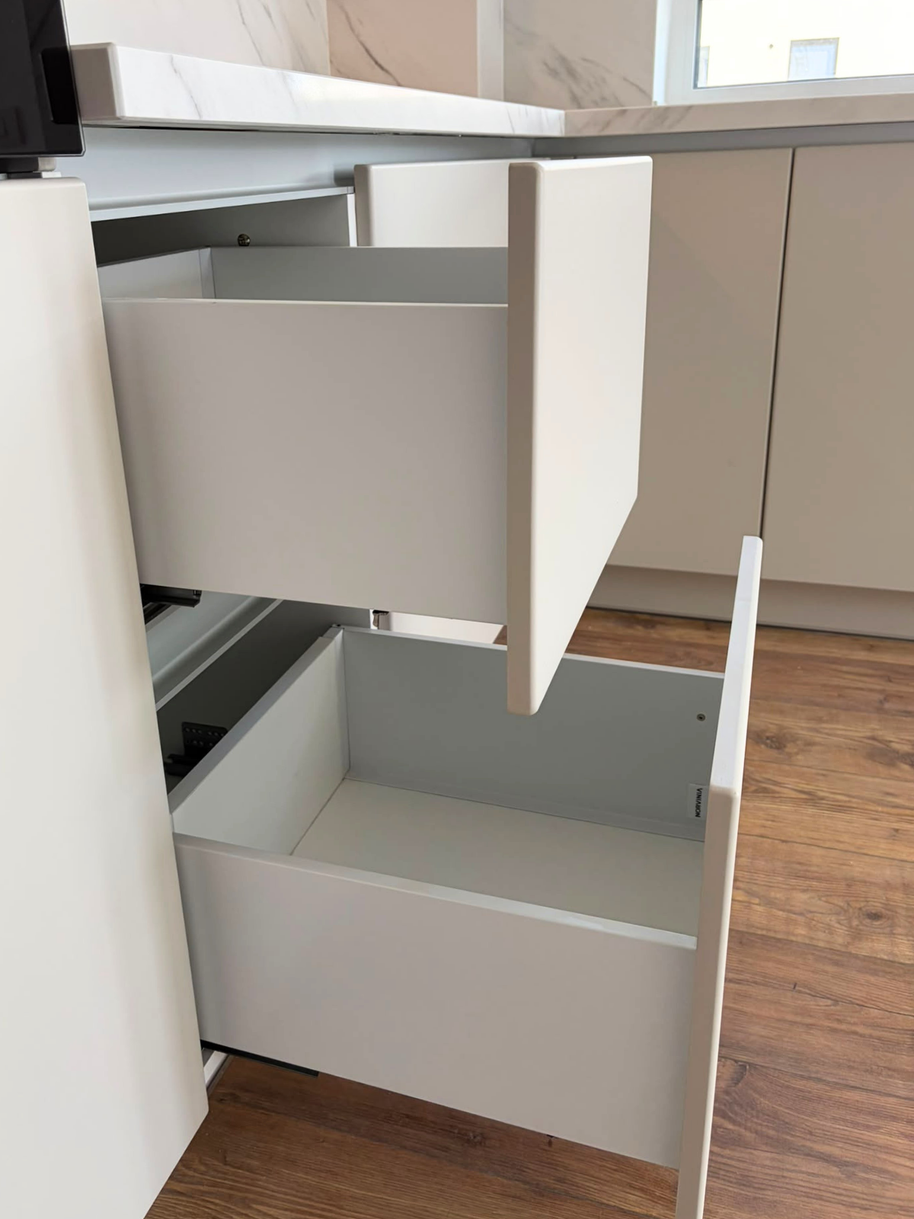 Mobilier din MDF termoformat cu blat din cuarț compozit și mânere GOLA
