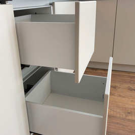 Mobilier din MDF termoformat cu blat din cuarț compozit și mânere GOLA