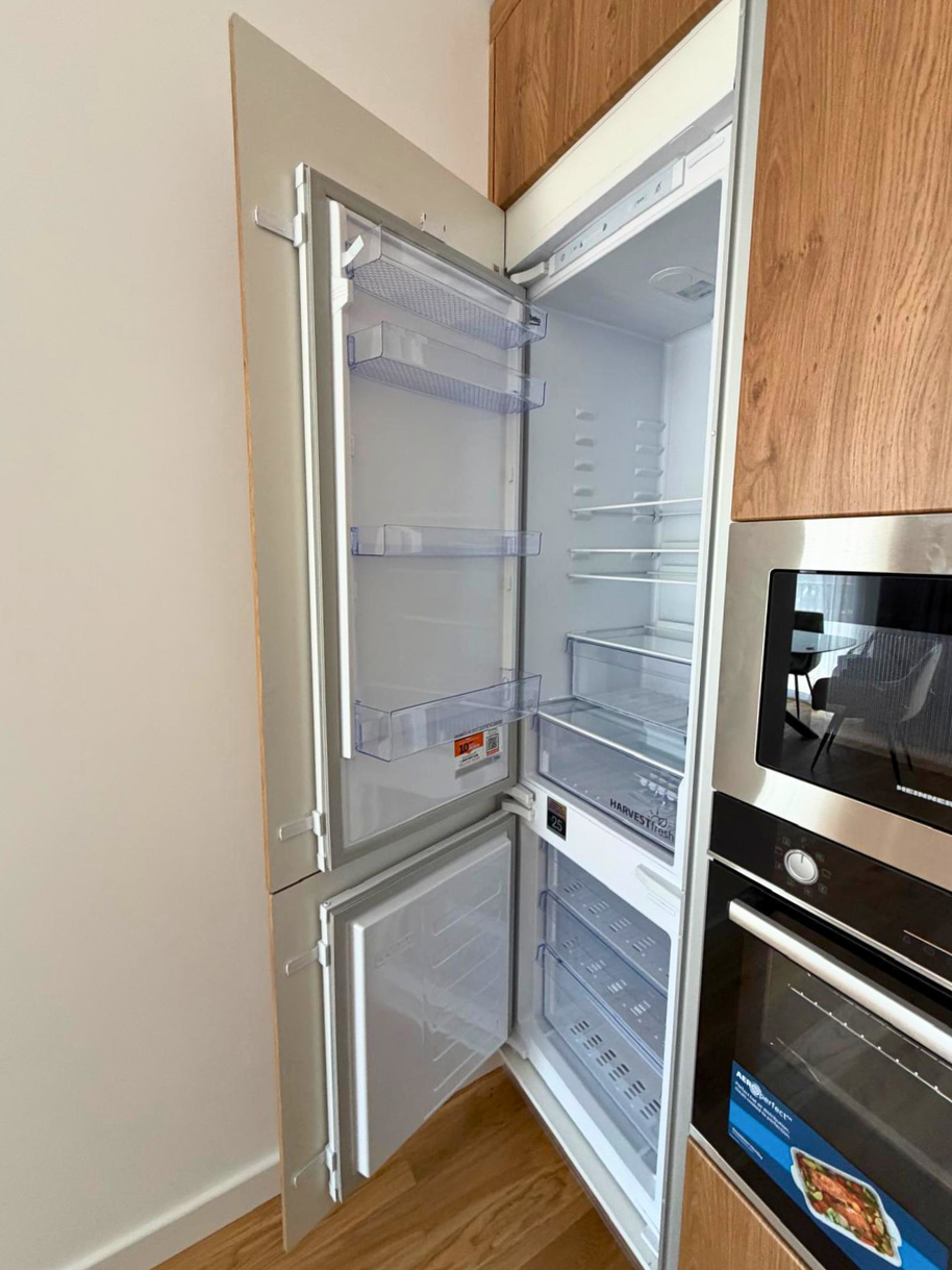 Mobilier de bucătărie NORVINIA, cu fronturi din MDF termoformat, blat și contrablat din cuarț compozit alb și mânere tip profil GOLA, finisaj aluminiu