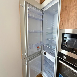 Mobilier de bucătărie NORVINIA, cu fronturi din MDF termoformat, blat și contrablat din cuarț compozit alb și mânere tip profil GOLA, finisaj aluminiu