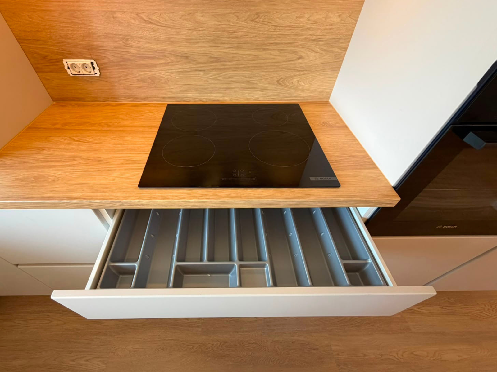 Mobilier din MDF termoformat cu blat din termorezistent și mânere tip profil GOLA