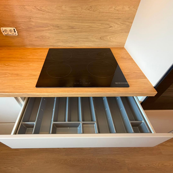 Mobilier din MDF termoformat cu blat din termorezistent și mânere tip profil GOLA