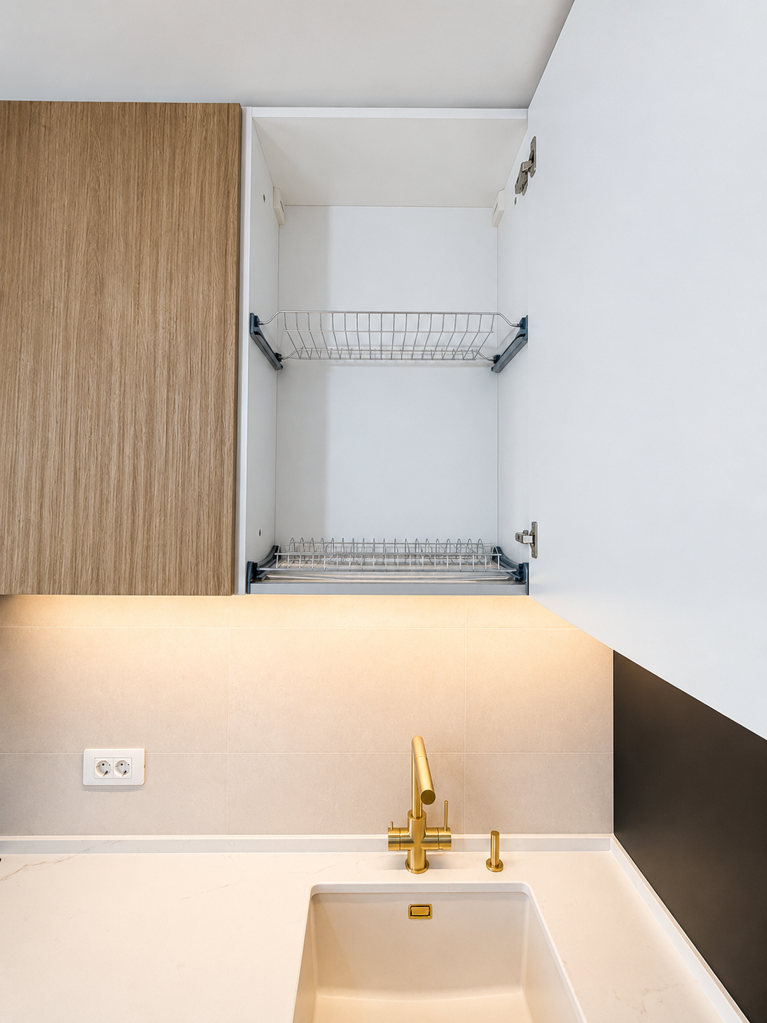 Mobilier de bucătărie NORVINIA, cu fronturi din MDF termoformat albastre și textură lemn, blat din cuarț compozit și mânere tip profil GOLA, finisaj auriu
