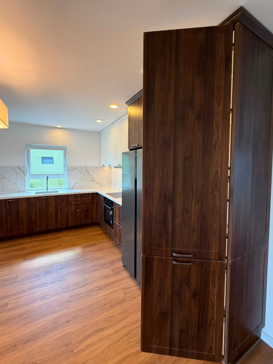 Mobilier din MDF termoformat cu blat din cuarț și mânere metalice aplicate