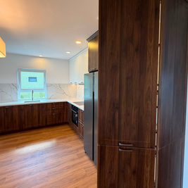 Mobilier din MDF termoformat cu blat din cuarț și mânere metalice aplicate
