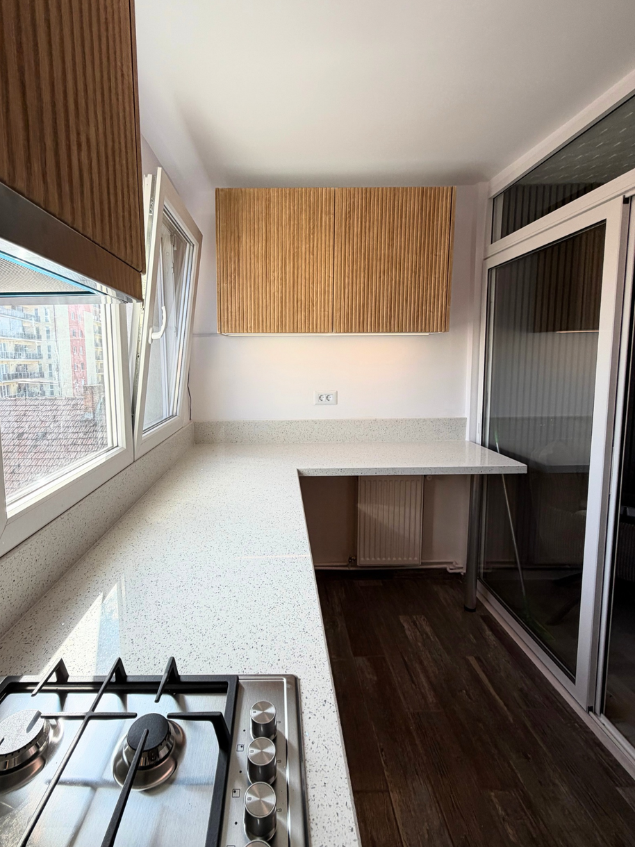 Mobilier din MDF termoformat cu blat, contrablat din cuarț compozit și mânere tip profil GOLA