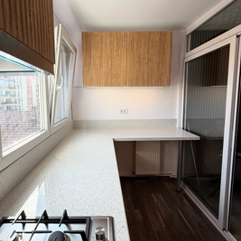 Mobilier din MDF termoformat cu blat, contrablat din cuarț compozit și mânere tip profil GOLA