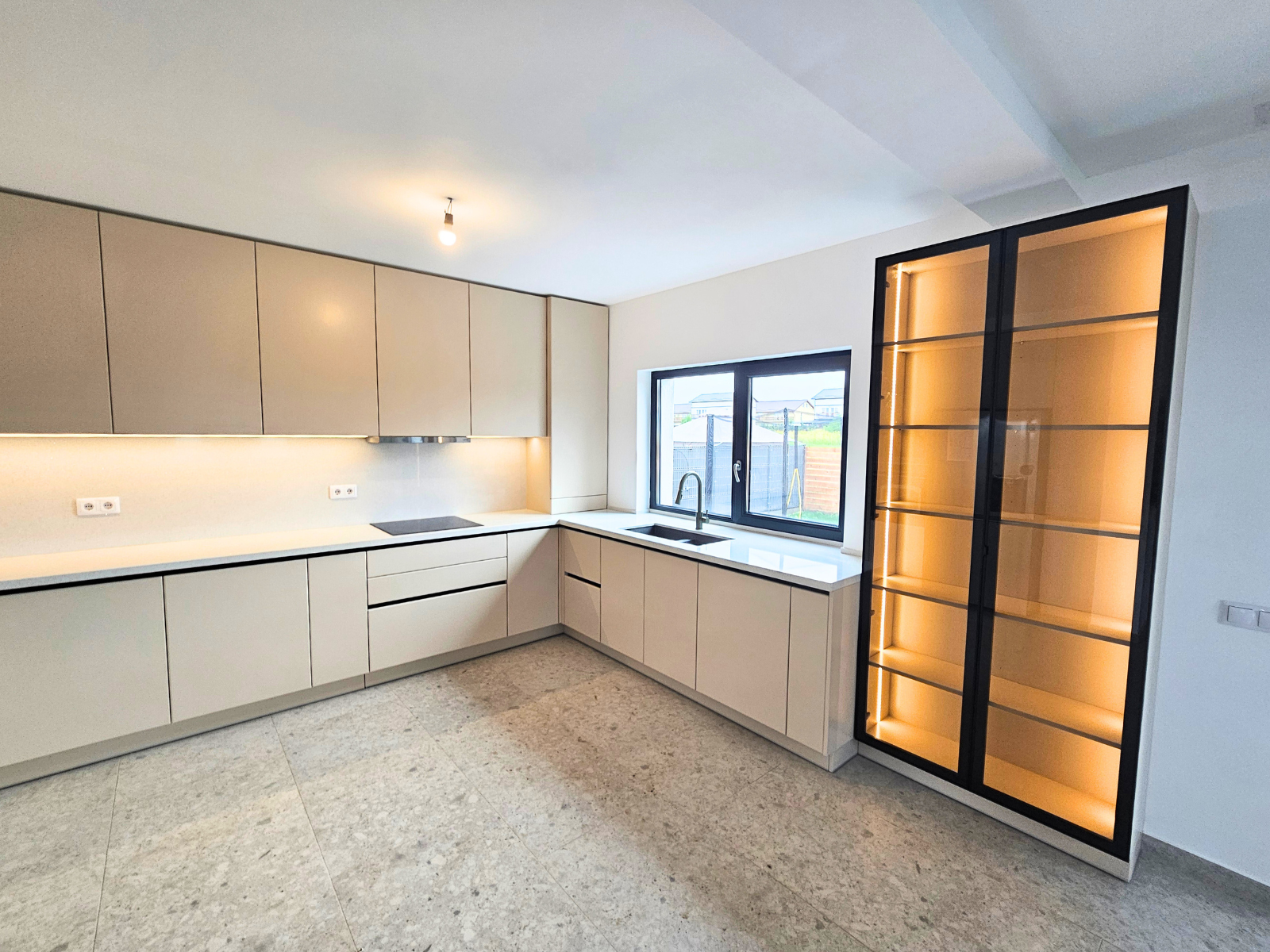 Mobilier pentru bucătărie NORVINIA, cu mânere profil GOLA, cu blat din cuarț compozit și chiuvetă montată sub blat