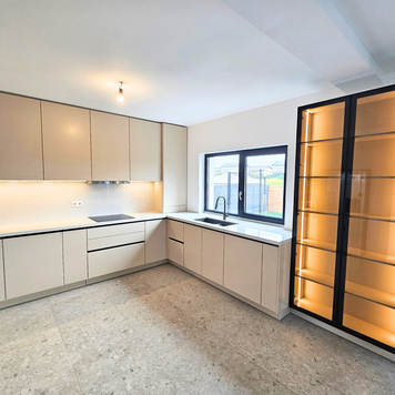 Mobilier pentru bucătărie NORVINIA, cu mânere profil GOLA, cu blat din cuarț compozit și chiuvetă montată sub blat