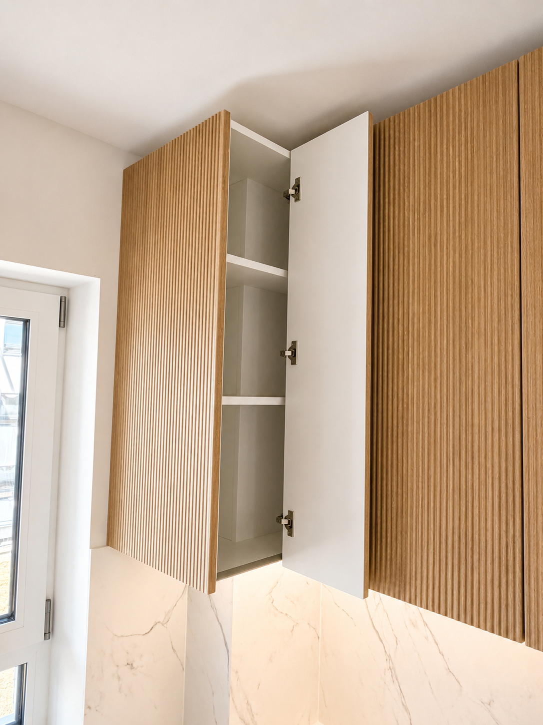 Mobilier de bucătărie NORVINIA, cu fronturi din MDF termoformat uni și textură lemn, blat din cuarț compozit și mânere tip profil GOLA
