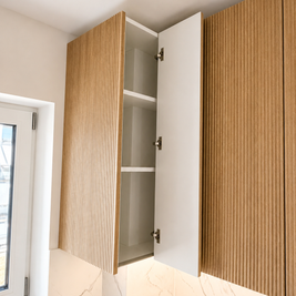 Mobilier de bucătărie NORVINIA, cu fronturi din MDF termoformat uni și textură lemn, blat din cuarț compozit și mânere tip profil GOLA