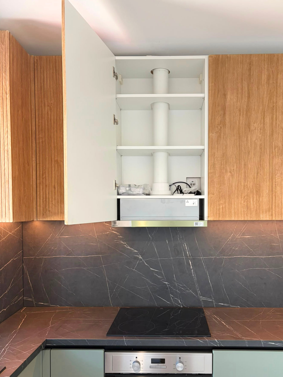 Mobilier din MDF termoformat cu blat termorezistent și mânere gola, finisaj negru mat