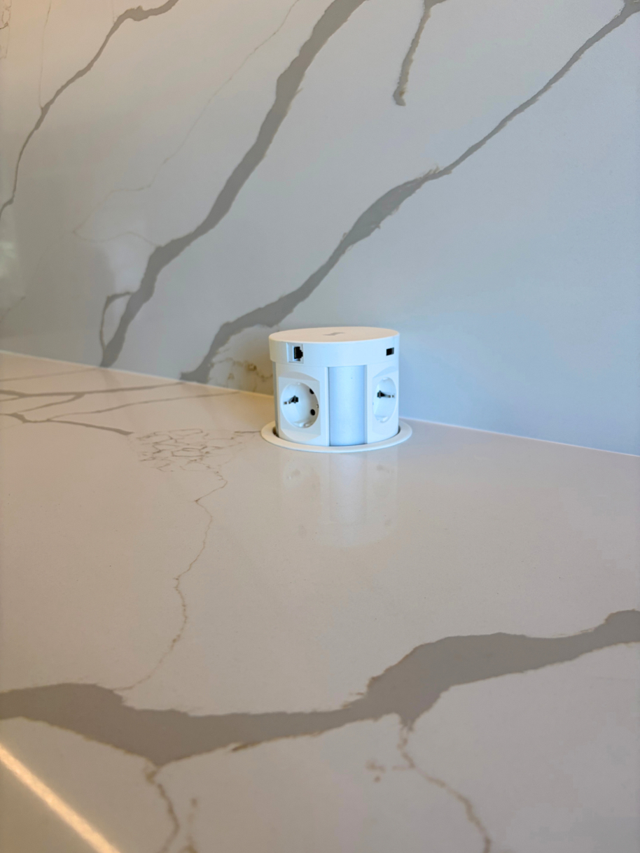 Mobilier din MDF termoformat cu blat, contrablat și picior peninsulă din cuarț compozit și mânere metalice aplicat
