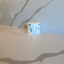Mobilier din MDF termoformat cu blat, contrablat și picior peninsulă din cuarț compozit și mânere metalice aplicat
