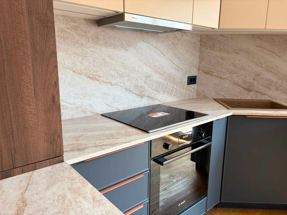 Mobilier din MDF termoformat cu blat termorezistent și mânere metalice aplicate/tip profil GOLA