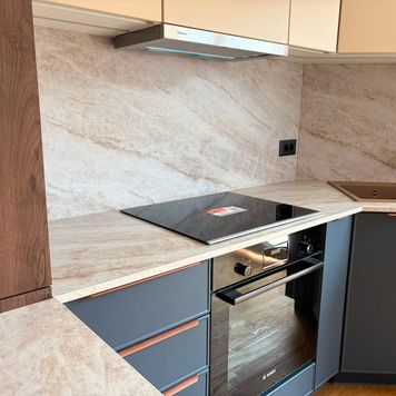Mobilier din MDF termoformat cu blat termorezistent și mânere metalice aplicate/tip profil GOLA