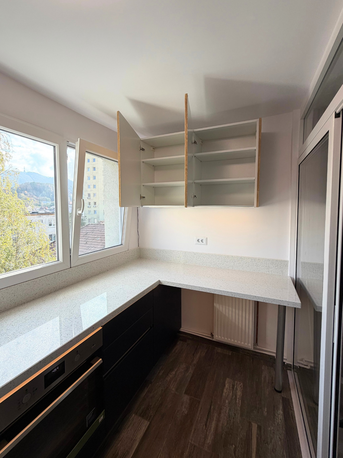 Mobilier din MDF termoformat cu blat, contrablat din cuarț compozit și mânere tip profil GOLA