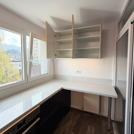 Mobilier din MDF termoformat cu blat, contrablat din cuarț compozit și mânere tip profil GOLA