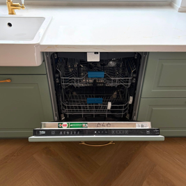 Mobilier de bucătărie din MDF termoformat cu blat din cuarț și mânere metalice aplicate aurii