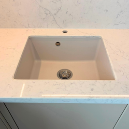 Mobilier de bucătărie cu fronturi din MDF termoformat, cu blat și contrablat din cuarț compozit și mânere tip profil GOLA
