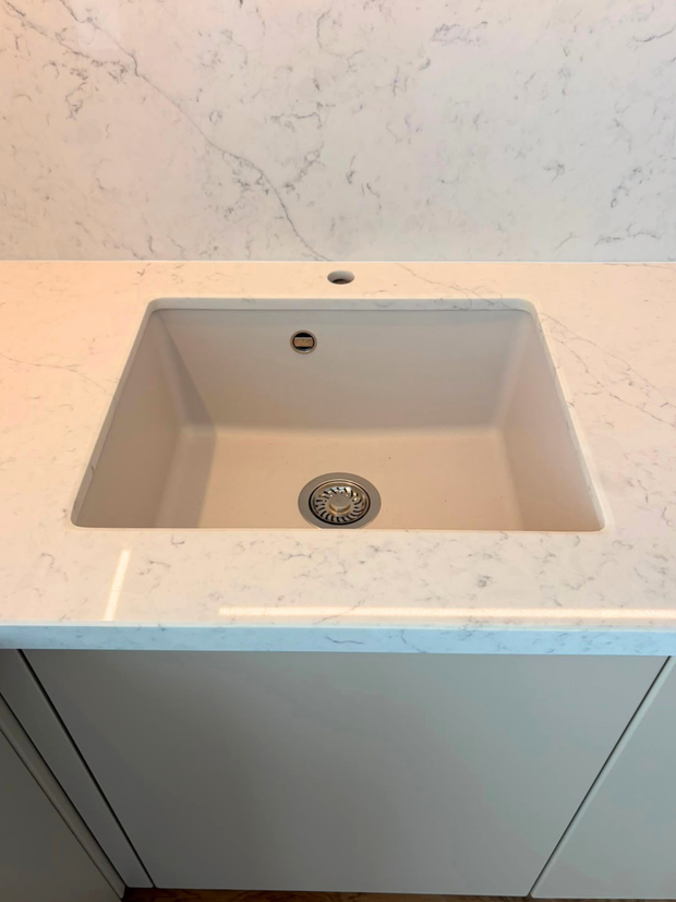 Mobilier de bucătărie cu fronturi din MDF termoformat, cu blat și contrablat din cuarț compozit și mânere tip profil GOLA