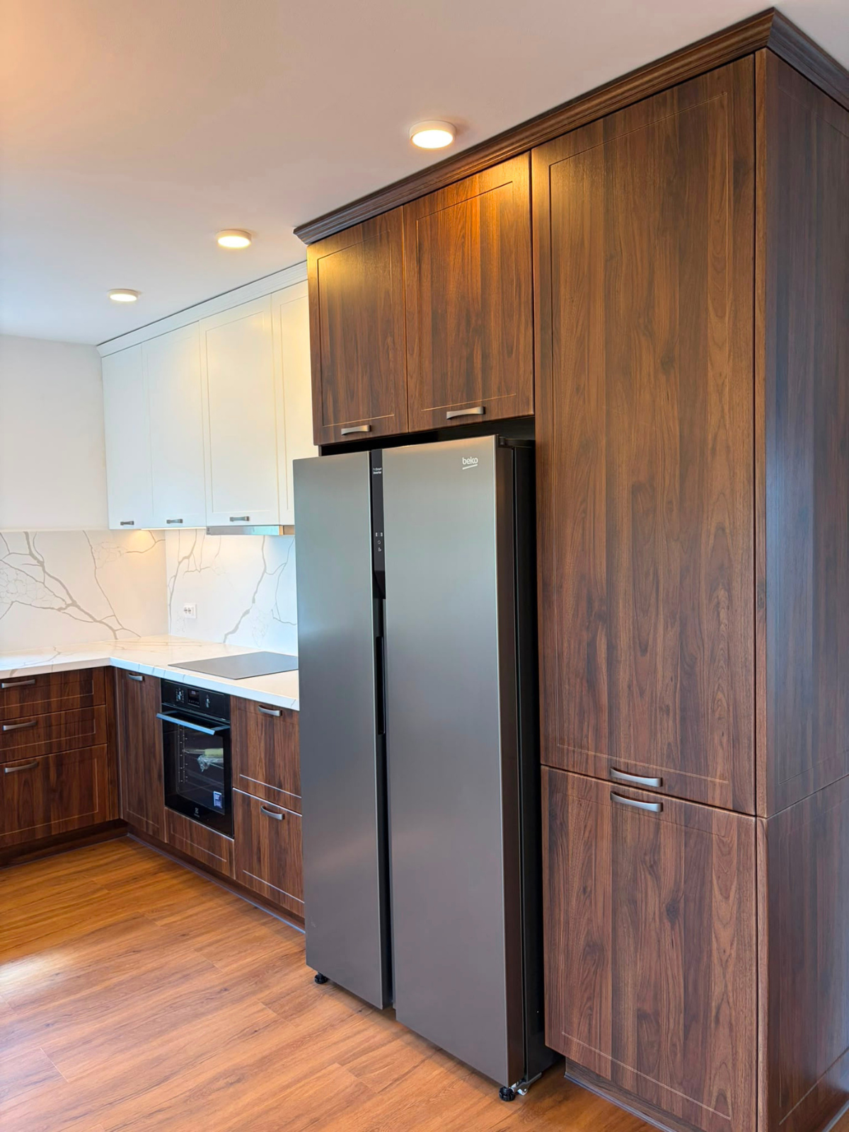 Mobilier din MDF termoformat cu blat din cuarț și mânere metalice aplicate