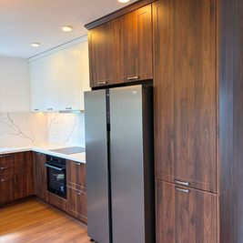 Mobilier din MDF termoformat cu blat din cuarț și mânere metalice aplicate