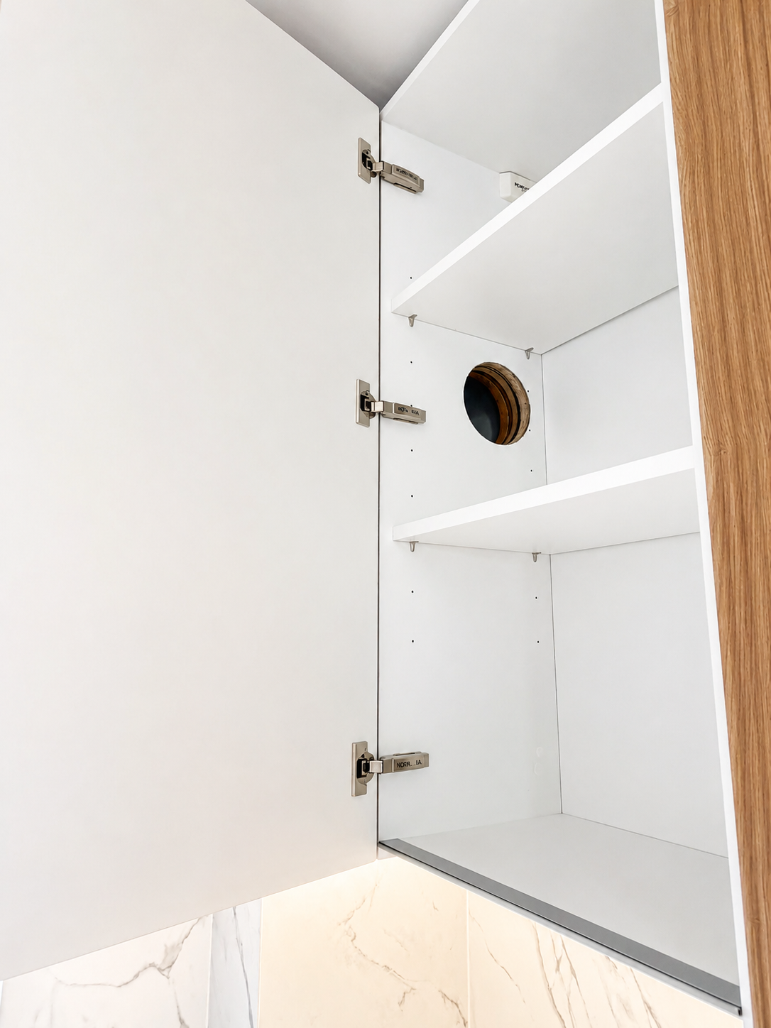 Mobilier de bucătărie NORVINIA, cu fronturi din MDF termoformat uni și textură lemn, blat din cuarț compozit și mânere tip profil GOLA